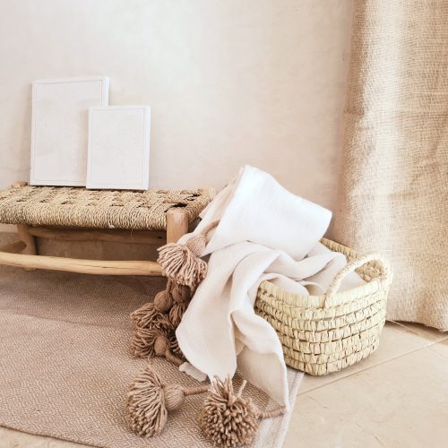 PLAID BLANC POMPONS BEIGES - Ma déco d'ailleurs
