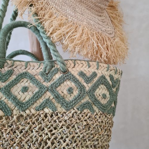 PANIER BRODÉ VERT CELADON - Ma déco d'ailleurs