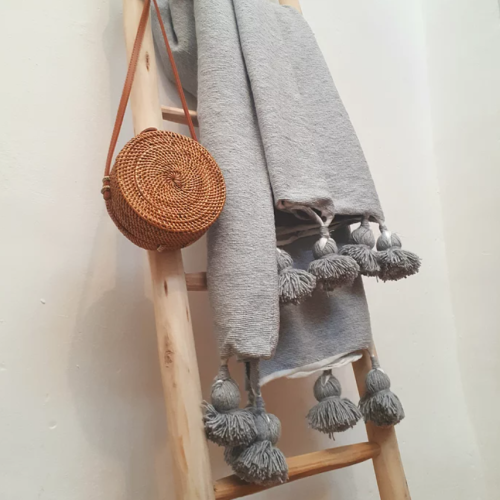 PLAID POMPON GRIS CLAIR - Ma déco d'ailleurs