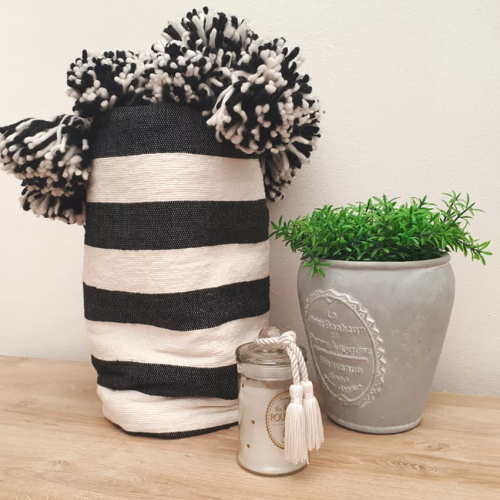 PLAID POMPONS RAYÉ NOIR & BLANC - Ma déco d'ailleurs