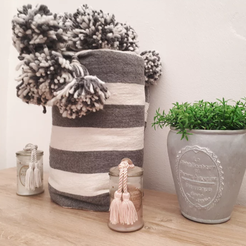 PLAID POMPONS RAYÉ GRIS & BLANC - Ma déco d'ailleurs