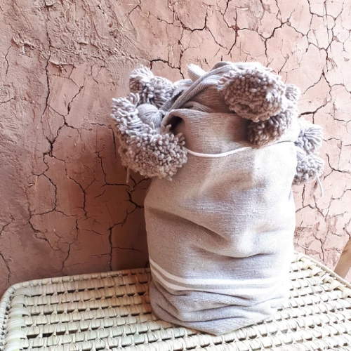 PLAID TAUPE RAYE BLANC POMPONS - Ma déco d'ailleurs